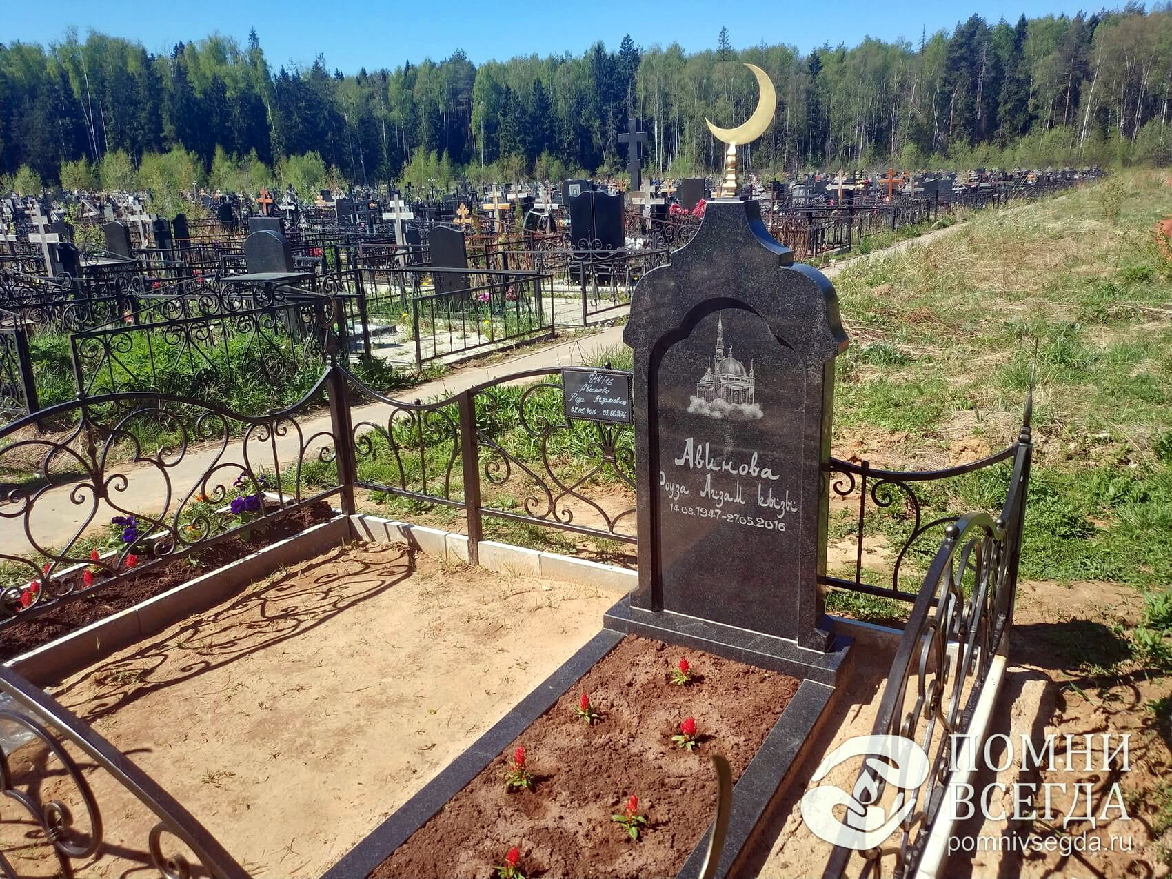 Классическое надгробье с позолоченным полумесяцем в навершии