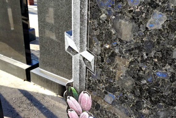 Гравировка креста с цветами