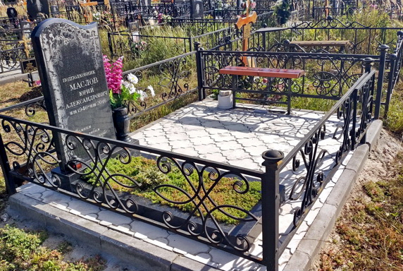 Классическое гранитное надгробье с гравировкой берёзы