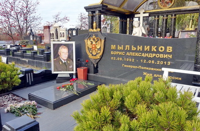 Широкий памятник офицеру с фотокерамикой покойного