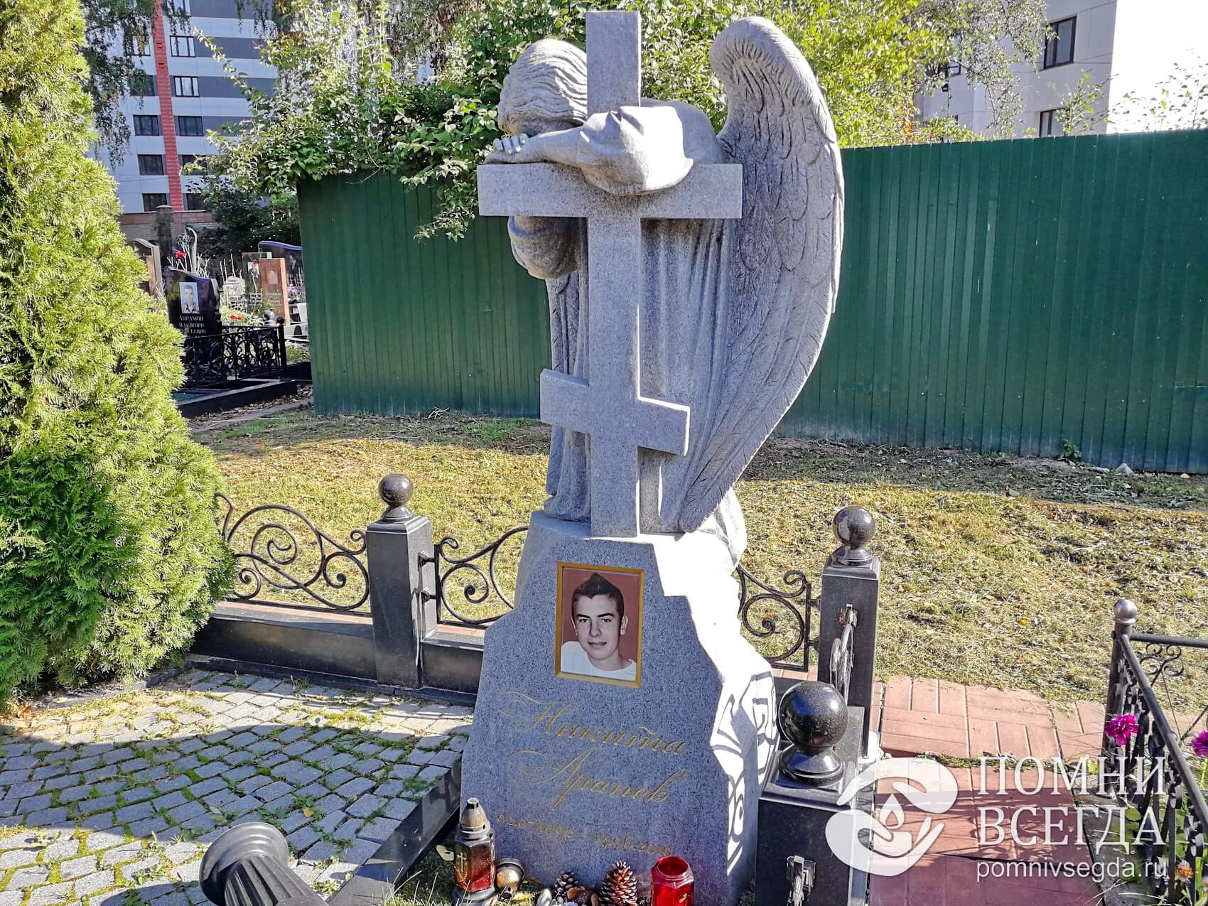Резной памятник с крестом и ангелом